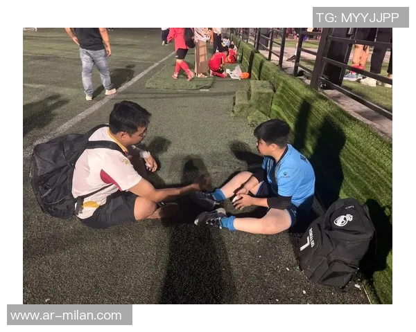 球星日常训练与比赛中的足球热爱与坚持探索 球星日常训练与比赛中的足球热爱与坚持探索